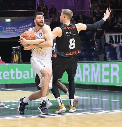 Owen Klassen Basketball Loewen Braunschweig , Niklas Wimberg Niners Chemnitz