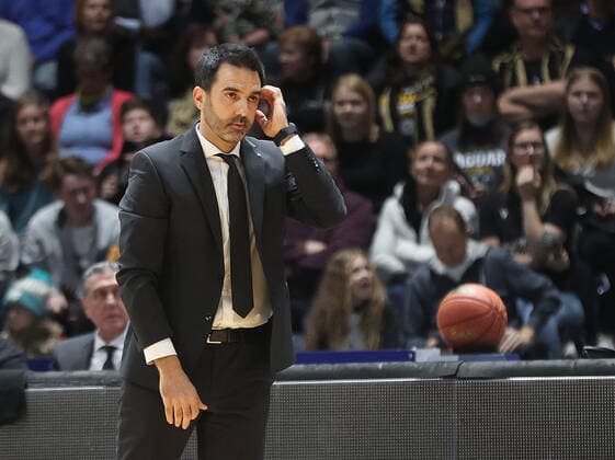 Head coach Jesus Ramirez Basketball Loewen Braunschweig disappointed