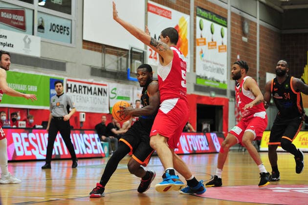 Basketball ProA Uni Baskets Paderborn RASTA Vechta on 16 10 2021 at the Sportzentrum Maspernplatz in Paderborn James Washington Vechta in a duel with Brad Thomas Greene Paderborn BK