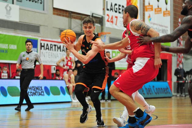 Basketball ProA Uni Baskets Paderborn RASTA Vechta on 16 10 2021 at the sports center Maspernplatz in Paderborn Joschka Ferner Vechta in a duel with Brad Thomas Greene Paderborn BK