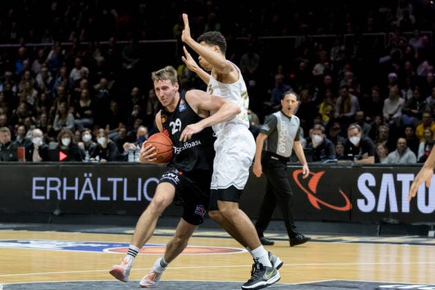 Basketball Loewen Braunschweig NINERS Chemnitz Mindaugas Susinskas Nr 29 NINERS Chemnitz Nicholas Tischler Nr 3 Basketball Loewen Braunschweig Basketball Loewen Braunschweig NINERS Chemnitz, Basketball, BBL, season 2021 2022, 16 10 2021 Braunschweig. Copyright: xHelbigx Eibner-Pressefotox EP_helbig