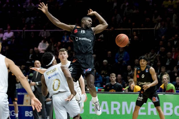 Basketball Loewen Braunschweig NINERS Chemnitz Frantz Massenat Nr 15 NINERS Chemnitz Tookie Brown Nr 0 Basketball Loewen Braunschweig Basketball Loewen Braunschweig NINERS Chemnitz, Basketball, BBL, season 2021 2022, 16 10 2021 Braunschweig. Copyright: xHelbigx Eibner-Pressefotox EP_helbig