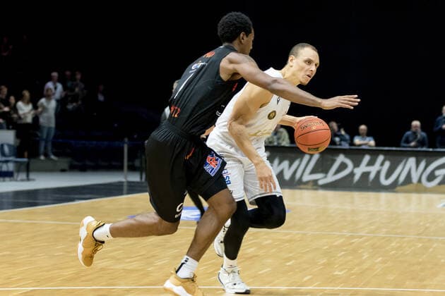 Basketball Loewen Braunschweig NINERS Chemnitz Brendan Gregori Nr 1 NINERS Chemnitz Robin Amaize Nr 21 Basketball Loewen Braunschweig Basketball Loewen Braunschweig NINERS Chemnitz, Basketball, BBL, season 2021 2022, 16 10 2021 Braunschweig. Copyright: xHelbigx Eibner-Pressefotox EP_helbig