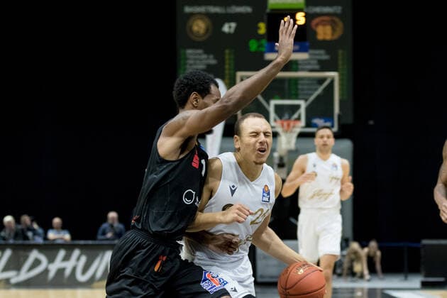 Basketball Loewen Braunschweig NINERS Chemnitz Isiaha Mike Nr 11 NINERS Chemnitz Robin Amaize Nr 21 Basketball Loewen Braunschweig Basketball Loewen Braunschweig NINERS Chemnitz, Basketball, BBL, season 2021 2022, 16 10 2021 Braunschweig. Copyright: xHelbigx Eibner-Pressefotox EP_helbig