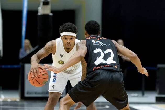 Basketball Loewen Braunschweig NINERS Chemnitz Gerald Robinson Nr 22 NINERS Chemnitz Tookie Brown Nr 0 Basketball Loewen Braunschweig Basketball Loewen Braunschweig NINERS Chemnitz, Basketball, BBL, season 2021 2022, 16 10 2021 Braunschweig. Copyright: xHelbigx Eibner-Pressefotox EP_helbig