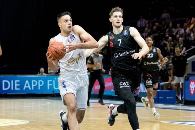 Basketball Loewen Braunschweig NINERS Chemnitz Benedikt Turudic Nr 44 Basketball Loewen Braunschweig Jonas Richter Nr 7 NINERS Chemnitz Basketball Loewen Braunschweig NINERS Chemnitz, Basketball, BBL, season 2021 2022, 16 10 2021 Braunschweig. Copyright: xHelbigx Eibner-Pressefotox EP_helbig
