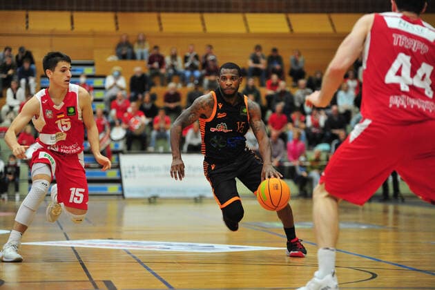 Basketball ProA Uni Baskets Paderborn RASTA Vechta on 16 10 2021 at the Sportzentrum Maspernplatz in Paderborn James Washington Vechta moves to the basket BK