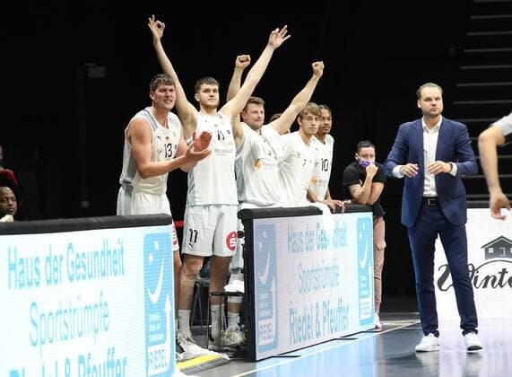 16 10 2021 Basketball Season 2021 2022 2 Bundesliga Pro A 05 Matchday Nürnberg Falcons Basketball Club NBC Team Ehingen Urspring DaMa Joy Jubel nach Punktgewinn Substitute Jonathan Maier 13, Nürnberg Falcons BC NBC Benedikt Maukner 11, Nürnberg Falcons BC NBC Sebastian Schröder Schroeder 14, Nürnberg Falcons BC NBC