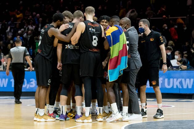 Basketball Loewen Braunschweig NINERS Chemnitz winner circle Basketball Loewen Braunschweig NINERS Chemnitz, basketball, BBL, season 2021 2022, 16 10 2021 Braunschweig Copyright: xHelbigx Eibner-Pressefotox EP_helbig