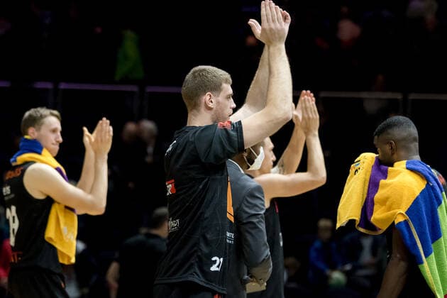 Basketball Loewen Braunschweig NINERS Chemnitz sieg applaus Basketball Loewen Braunschweig NINERS Chemnitz, basketball, BBL, season 2021 2022, 16 10 2021 Braunschweig Copyright: xHelbigx Eibner-Pressefotox EP_helbig