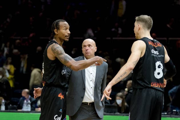Basketball Loewen Braunschweig NINERS Chemnitz Niklas Wimberg Nr 8 NINERS Chemnitz Rodrigo Pastore Coach NINERS Chemnitz Darion Atkins Nr 44 NINERS Chemnitz Basketball Loewen Braunschweig NINERS Chemnitz, Basketball, BBL, Season 2021 2022, 16 10 2021 Braunschweig Copyright: xHelbigx Eibner-Pressefotox EP_helbig
