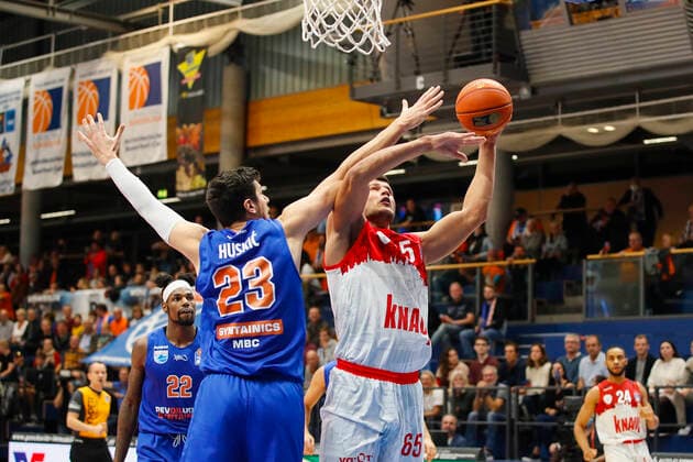 GER, Weissenfels, Stadthalle Weissenfels, 16 10 2021, emspor, emonline, despor, deonline, SYNTAINICS MBC vs s Oliver Wuerzburg, easyCredit BBL, 4 Spieltag Picture f l Chris Coffey SYNTAINICS MBC , Goran Huskic SYNTAINICS MBC and Filip Stanic s Oliver Wuerzburg Copyright: HMBxMedia JulienxBecker