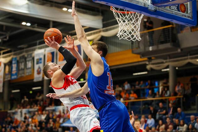 GER, Weissenfels, Stadthalle Weissenfels, 16 10 2021, emspor, emonline, despor, deonline, SYNTAINICS MBC vs s Oliver Wuerzburg, easyCredit BBL, 4 Matchday Picture v l Felix Hoffmann s Oliver Wuerzburg vs Radii Caisin SYNTAINICS MBC Copyright: HMBxMedia JulienxBecker