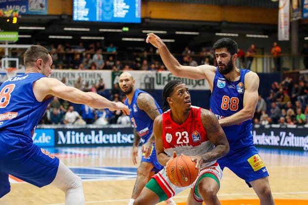 GER, Weissenfels, Stadthalle Weissenfels, 16 10 2021, emspor, emonline, despor, deonline, SYNTAINICS MBC vs s Oliver Wuerzburg, easyCredit BBL, 4 Spieltag Picture f l Johannes Richter SYNTAINICS MBC , Desi Rodriguez s Oliver Wuerzburg and Behnam Yakhchali SYNTAINICS MBC Copyright: HMBxMedia JulienxBecker