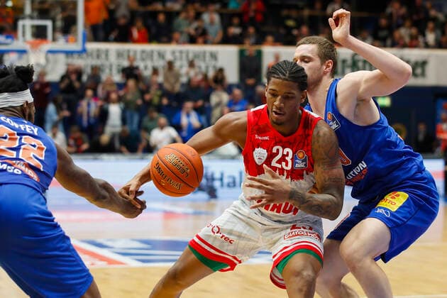 GER, Weissenfels, Stadthalle Weissenfels, 16 10 2021, emspor, emonline, despor, deonline, SYNTAINICS MBC vs s Oliver Wuerzburg, easyCredit BBL, 4 Spieltag Picture f l Chris Coffey SYNTAINICS MBC , Desi Rodriguez s Oliver Wuerzburg and Jakub Garbacz SYNTAINICS MBC Copyright: HMBxMedia JulienxBecker