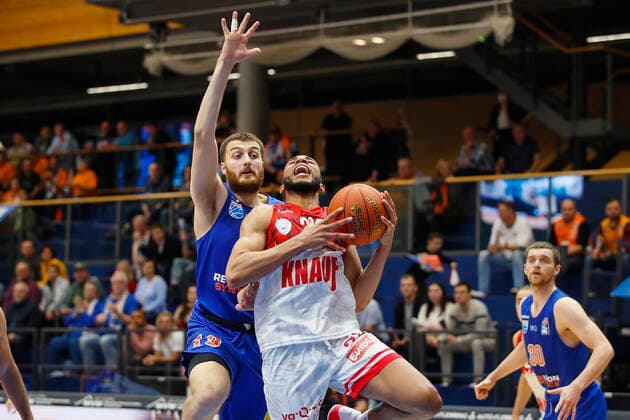 GER, Weissenfels, Stadthalle Weissenfels, 16 10 2021, emspor, emonline, despor, deonline, SYNTAINICS MBC vs s Oliver Wuerzburg, easyCredit BBL, 4 Spieltag Bild v l Radii Caisin SYNTAINICS MBC vs Cameron Hunt s Oliver Wuerzburg Copyright: HMBxMedia JulienxBecker