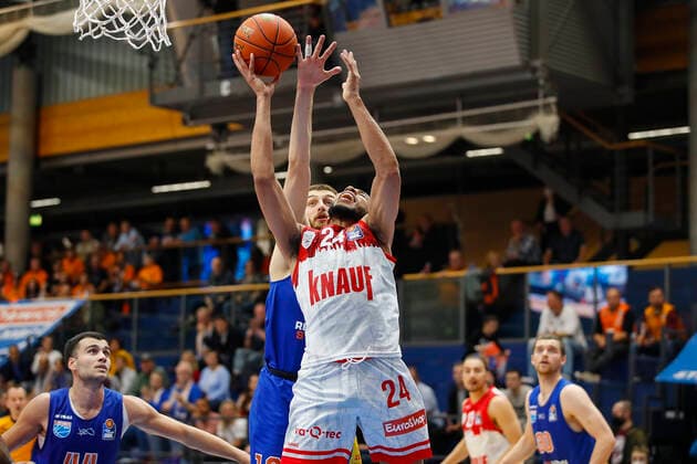 GER, Weissenfels, Stadthalle Weissenfels, 16 10 2021, emspor, emonline, despor, deonline, SYNTAINICS MBC vs s Oliver Wuerzburg, easyCredit BBL, 4 Spieltag Bild v l Radii Caisin SYNTAINICS MBC vs Cameron Hunt s Oliver Wuerzburg Copyright: HMBxMedia JulienxBecker