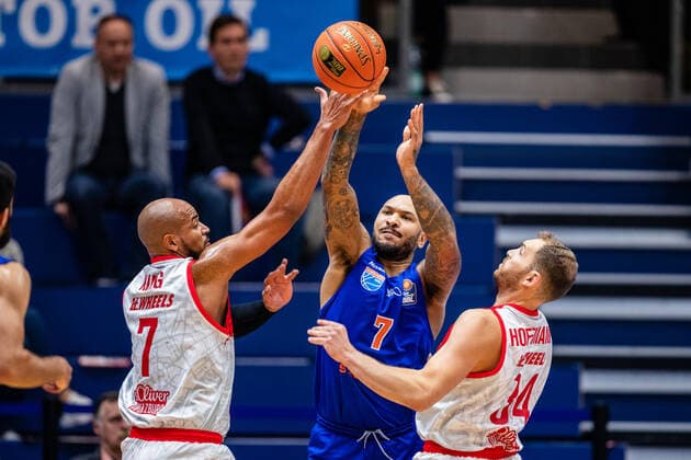 BB 1BL Syntainics MBC S Oliver Würzburg Alex King 7 S Oliver Würzburg , Sergio Kerusch 7 Syntainics MBC , Felix Hoffmann 34 S Oliver Würzburg during the match Season 2021 2022 Men in the EasyCredit Bundesliga between Syntainics MBC and S Oliver Würzburg at Stadthalle Weissenfels on 16 October 2021 in Weissenfels, Sachsen Anhalt, Germany