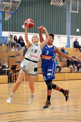 16 10 2021, xovx, Basketball Damen 2 Bundesliga DBBL, Bender Baskets Grünberg BBZ Opladen Hawks v l Linn Villwock Bender Baskets Grünberg , Ambrosia Anderson BBZ Opladen Hawks Grünberg Sporthalle Theo Koch Schule Hessen Deutschland DE