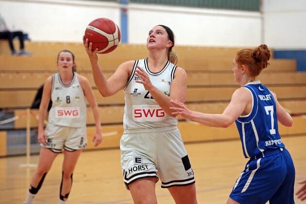 16 10 2021, xovx, Basketball Damen 2 Bundesliga DBBL, Bender Baskets Grünberg BBZ Opladen Hawks v l Elisa Mevius Bender Baskets Grünberg , Olivia Nash Bender Baskets Grünberg , Lea Wolff BBZ Opladen Hawks Grünberg Sporthalle Theo Koch Schule Hessen Germany DE