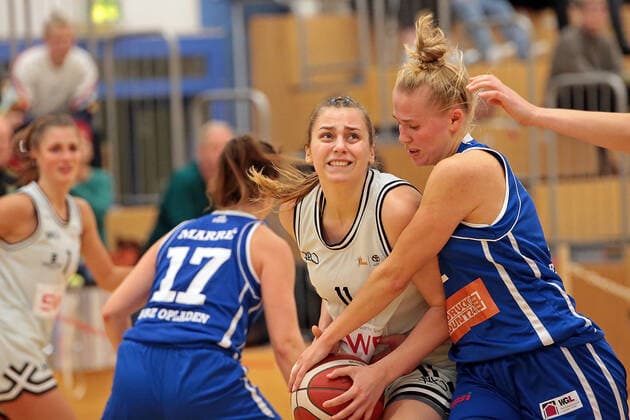 16 10 2021, xovx, Basketball Damen 2 Bundesliga DBBL, Bender Baskets Grünberg BBZ Opladen Hawks v l Luca Marre BBZ Opladen Hawks , Lena Dziuba Bender Baskets Grünberg , Leonie Schütter BBZ Opladen Hawks Grünberg Sporthalle Theo Koch Schule Hessen Germany DE