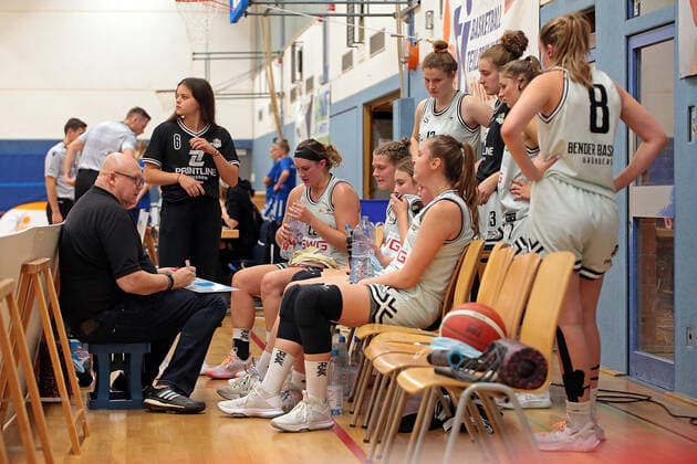 16 10 2021, xovx, Basketball Damen 2 Bundesliga DBBL, Bender Baskets Grünberg BBZ Opladen Hawks instructions from coach Rene Spandauw Bender Baskets Grünberg to his team Grünberg Sporthalle Theo Koch Schule Hessen Germany EN