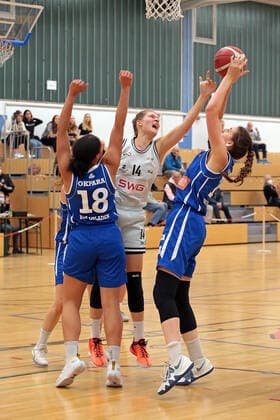 16 10 2021, xovx, Basketball Damen 2 Bundesliga DBBL, Bender Baskets Grünberg BBZ Opladen Hawks v l Olivia Okpara BBZ Opladen Hawks , Alva Hedrich Bender Baskets Grünberg , Carlotta Ellenrieder BBZ Opladen Hawks Grünberg Sporthalle Theo Koch Schule Hessen Germany DE