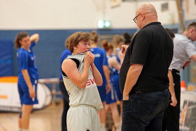 16 10 2021, xovx, Basketball Damen 2 Bundesliga DBBL, Bender Baskets Grünberg BBZ Opladen Hawks v l Cora Horvath Bender Baskets Grünberg , Coach Rene Spandauw Bender Baskets Grünberg Grünberg Sporthalle Theo Koch Schule Hessen Deutschland DE