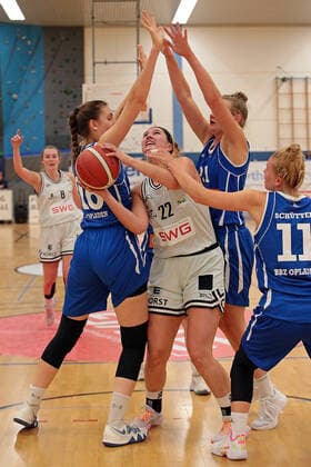 16 10 2021, xovx, Basketball Damen 2 Bundesliga DBBL, Bender Baskets Grünberg BBZ Opladen Hawks v l Carlotta Ellenrieder BBZ Opladen Hawks , Olivia Nash Bender Baskets Grünberg , Martha Middeler BBZ Opladen Hawks , Leonie Schütter BBZ Opladen Hawks Grünberg Sporthalle Theo Koch Schule Hessen Germany DE