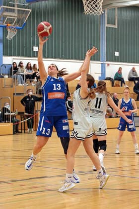 16 10 2021, xovx, Basketball Damen 2 Bundesliga DBBL, Bender Baskets Grünberg BBZ Opladen Hawks v l Laura Zdravevska BBZ Opladen Hawks , Linn Villwock Bender Baskets Grünberg , Lena Dziuba Bender Baskets Grünberg Grünberg Sporthalle Theo Koch Schule Hessen Germany DE