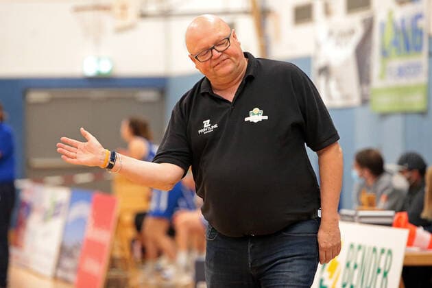 16 10 2021, xovx, Basketball Damen 2 Bundesliga DBBL, Bender Baskets Grünberg BBZ Opladen Hawks coach Rene Spandauw Bender Baskets Grünberg upset Grünberg Sporthalle Theo Koch Schule Hessen Germany EN