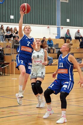 16 10 2021, xovx, Basketball Damen 2 Bundesliga DBBL, Bender Baskets Grünberg BBZ Opladen Hawks v l Lea Wolff BBZ Opladen Hawks , Lena Dziuba Bender Baskets Grünberg , Leonie Schütter BBZ Opladen Hawks Grünberg Sporthalle Theo Koch Schule Hessen Germany DE