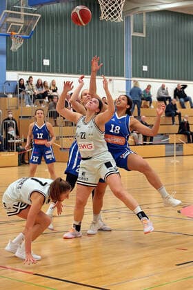 16 10 2021, xovx, Basketball Damen 2 Bundesliga DBBL, Bender Baskets Grünberg BBZ Opladen Hawks v l Klara Römer Bender Baskets Grünberg , Luca Marre BBZ Opladen Hawks , Martha Middeler BBZ Opladen Hawks , Olivia Nash Bender Baskets Grünberg , Olivia Okpara BBZ Opladen Hawks Grünberg Sporthalle Theo Koch Schule Hessen Deutschland DE