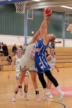16 10 2021, xovx, Basketball Damen 2 Bundesliga DBBL, Bender Baskets Grünberg BBZ Opladen Hawks v l Elisa Mevius Bender Baskets Grünberg , Olivia Nash Bender Baskets Grünberg , Lara Brinkmann BBZ Opladen Hawks , Klara Römer Bender Baskets Grünberg Grünberg Sporthalle Theo Koch Schule Hessen Germany DE