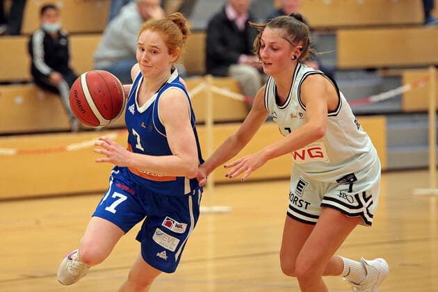 16 10 2021, xovx, Basketball Damen 2 Bundesliga DBBL, Bender Baskets Grünberg BBZ Opladen Hawks v l Lea Wolff BBZ Opladen Hawks , Klara Römer Bender Baskets Grünberg Grünberg Sporthalle Theo Koch Schule Hessen Deutschland DE