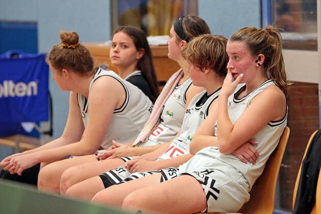 16 10 2021, xovx, Basketball Damen 2 Bundesliga DBBL, Bender Baskets Grünberg BBZ Opladen Hawks v l Carlice Poelstra Bender Baskets Grünberg , Nina Horvath Bender Baskets Grünberg , Olivia Nash Bender Baskets Grünberg , Cora Horvath Bender Baskets Grünberg , Elisa Mevius Bender Baskets Grünberg disappointed, disappointed looking Grünberg Sporthalle Theo Koch Schule Hessen Germany EN