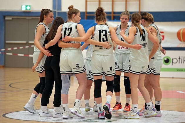 16 10 2021, xovx, Basketball Damen 2 Bundesliga DBBL, Bender Baskets Grünberg BBZ Opladen Hawks The players of the Bender Baskets are disappointed after the 58 70 defeat against Opladen Grünberg Sporthalle Theo Koch Schule Hessen Germany EN