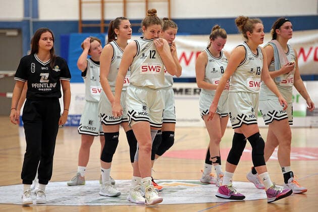 16 10 2021, xovx, Basketball Damen 2 Bundesliga DBBL, Bender Baskets Grünberg BBZ Opladen Hawks The players of the Bender Baskets are disappointed after the 58 70 defeat against Opladen Grünberg Sporthalle Theo Koch Schule Hessen Germany EN