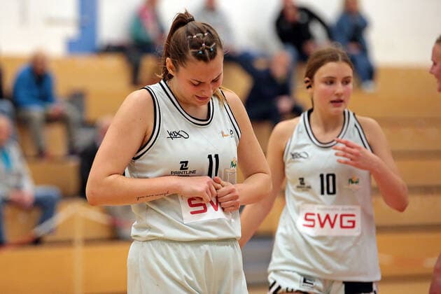 16 10 2021, xovx, Basketball Damen 2 Bundesliga DBBL, Bender Baskets Grünberg BBZ Opladen Hawks v l Lena Dziuba Bender Baskets Grünberg , Linn Villwock Bender Baskets Grünberg disappointed, disappointed looking Grünberg Sporthalle Theo Koch Schule Hessen Germany DE