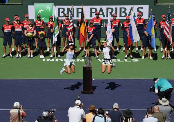 Bilder des Jahres 2021, Sport 10 Oktober Sport Themen der Woche KW41 Sport Bilder des Tages INDIAN WELLS, CA - OCTOBER 16: BNP Paribas Open doubles champions Su-Wei Hsieh of Chinese Taipei and Elise Mertens of Belgium leap in the air for photographs with the championship trophy on center court after a doubles finals match played on October 16, 2021 at the Indian Wells Tennis Garden in Indian Wells, CA. (Photo by John Cordes Icon Sportswire) TENNIS: OCT 16 BNP Paribas Open Icon506211016011