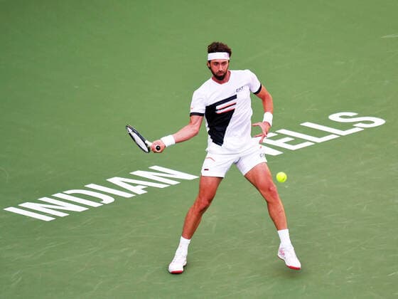Sport Bilder des Tages INDIAN WELLS, CA - OCTOBER 16: Nikoloz Basilashvili (GEO) hitting a forehand during his semifinal match at the BNP Paribas Open on October 16, 2021, at the Indian Wells Tennis Garden in Indian Wells, CA. (Photo by Cynthia Lum Icon Sportswire)F TENNIS: OCT 16 BNP Paribas Open Icon2502110161374