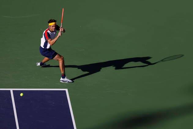 October 16, 2021 Taylor Fritz returns a shot against Nikoloz Basilashvili of Georgia during the semifinals of the 2021 BNP Paribas Open at Indian Wells Tennis Garden in Indian Wells, California. Mandatory Photo Credit : CSM Indian Wells United States of America - ZUMAc04_ 20211016_zaf_c04_316 Copyright: xCharlesxBausx
