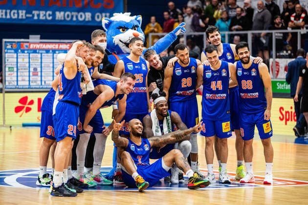 Sport Themen der Woche KW41 Sport Bilder des Tages BB-1BL Syntainics MBC - S. Oliver Würzburg Jubel beim Syntainics MBC waehrend der Begegnung Saison 2021-2022 (Herren) in der EasyCredit Bundesliga zwischen Syntainics MBC und S. Oliver Würzburg in der Stadthalle Weissenfels am 16. October 2021 in Weissenfels, Sachsen Anhalt, Deutschland *** BB 1BL Syntainics MBC S Oliver Würzburg Cheers for Syntainics MBC during the match Season 2021 2022 Men in the EasyCredit Bundesliga between Syntainics MBC and S Oliver Würzburg at Stadthalle Weissenfels on 16 October 2021 in Weissenfels, Saxony Anhalt, Germany