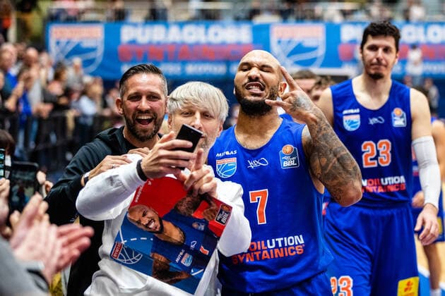 BB 1BL Syntainics MBC S Oliver Würzburg Sergio Kerusch 7 Syntainics MBC with fans during the match Season 2021 2022 Men in the EasyCredit Bundesliga between Syntainics MBC and S Oliver Würzburg at Stadthalle Weissenfels on 16 October 2021 in Weissenfels, Sachsen Anhalt, Germany