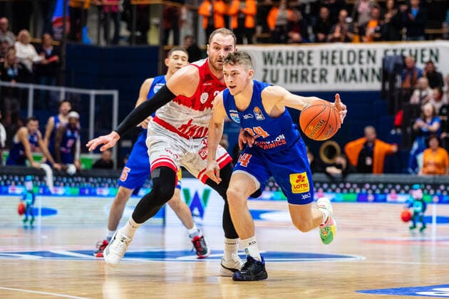 BB 1BL Syntainics MBC S Oliver Würzburg Vincent Friederici 24 Syntainics MBC , Felix Hoffmann 34 S Oliver Würzburg during the match Season 2021 2022 Men in the EasyCredit Bundesliga between Syntainics MBC and S Oliver Würzburg at Stadthalle Weissenfels on 16 October 2021 in Weissenfels, Sachsen Anhalt, Germany