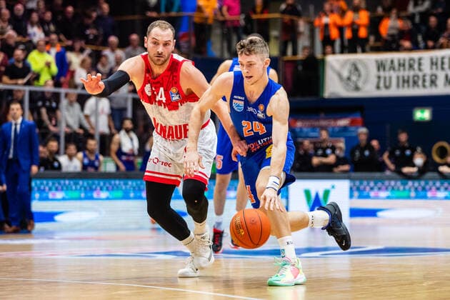 BB 1BL Syntainics MBC S Oliver Würzburg Vincent Friederici 24 Syntainics MBC , Felix Hoffmann 34 S Oliver Würzburg during the match Season 2021 2022 Men in the EasyCredit Bundesliga between Syntainics MBC and S Oliver Würzburg at Stadthalle Weissenfels on 16 October 2021 in Weissenfels, Sachsen Anhalt, Germany