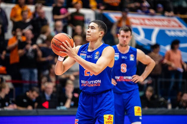 BB 1BL Syntainics MBC S Oliver Würzburg Evans Rapieque 25 Syntainics MBC at his first Bundesliga point free throw 1 2 during the match season 2021 2022 men in the EasyCredit Bundesliga between Syntainics MBC and S Oliver Würzburg at Stadthalle Weissenfels on 16 October 2021 in Weissenfels, Saxony Anhalt, Germany