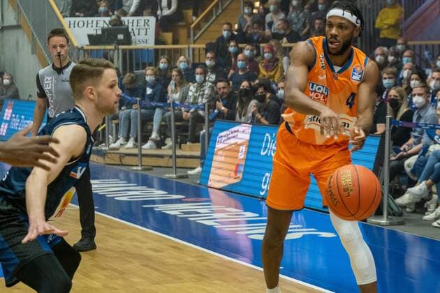 Jaron Blossomgame ratiopharm Ulm, 04 Fabian Bleck HAKRO Merlins Crailsheim, 9 , HAKRO Merlins Crailsheim vs ratiopharm Ulm, Basketball, 1 Bundesliga, easy credit BBL, Matchday 4, Season 2021 2022, 16 10 2021 HAKRO Merlins Crailsheim vs ratiopharm Ulm, Basketball, 1 Bundesliga, easy credit BBL, Matchday 4, Season 2021 2022, 16 10 2021 Ilshofen Copyright: xEibner-Pressefotox EP_ABF
