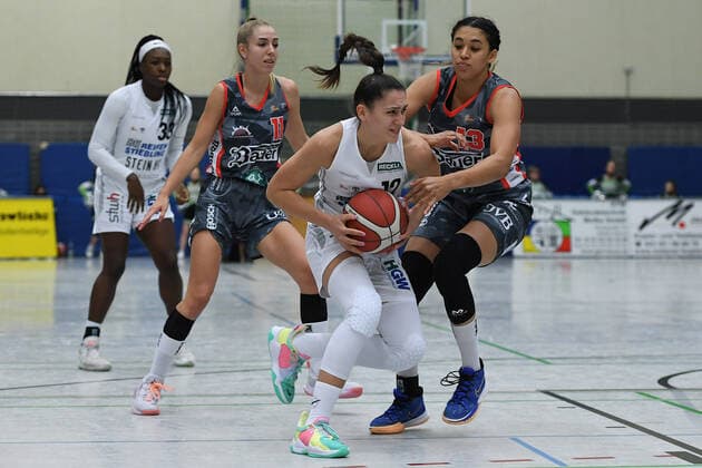 Basketball Women 1 Bundesliga 5 Matchday Herner TC TSV 1880 Wasserburg on 16 10 2021 at the Sportpark Wanne Eickel in Herne Dragana Domuzin Herne , left Mikayla Williams Wasserburg , right xRx