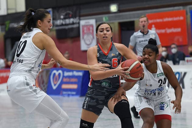 Basketball Women 1 Bundesliga 5 Matchday Herner TC TSV 1880 Wasserburg on 16 10 2021 at Sportpark Wanne Eickel in Herne Veronika Remenarova Herne , left Levke Brodersen Wasserburg , middle Cassandra Ceejay Nofuente Herne , right xRx